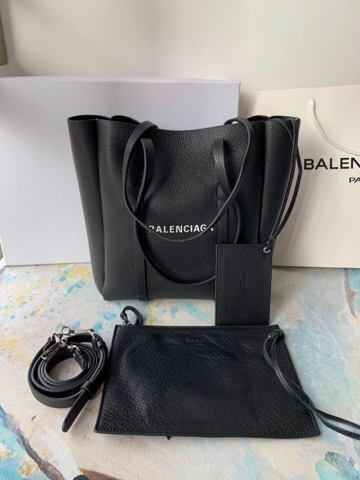 BALENCIAGA Everyday Tote. Authentic Quality Bag with literature, dust bag, gift box and authenticity card. BALENCIAGA's Large Logo Printed Shopper manages to make a statement next to your favorite urban outfit. This simplified style features soft, round edges and a debossed logo print on the front. The top handles makes it an easy option to use throughout the week. | CRIS&COCO Authentic Quality bags and Accessories