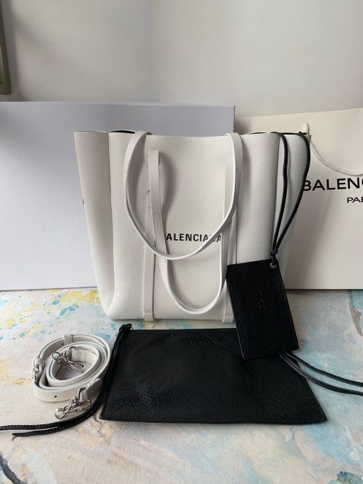 BALENCIAGA Everyday Tote. Authentic Quality Bag with literature, dust bag, gift box and authenticity card. BALENCIAGA's Large Logo Printed Shopper manages to make a statement next to your favorite urban outfit. This simplified style features soft, round edges and a debossed logo print on the front. The top handles makes it an easy option to use throughout the week. | CRIS&COCO Authentic Quality bags and Accessories