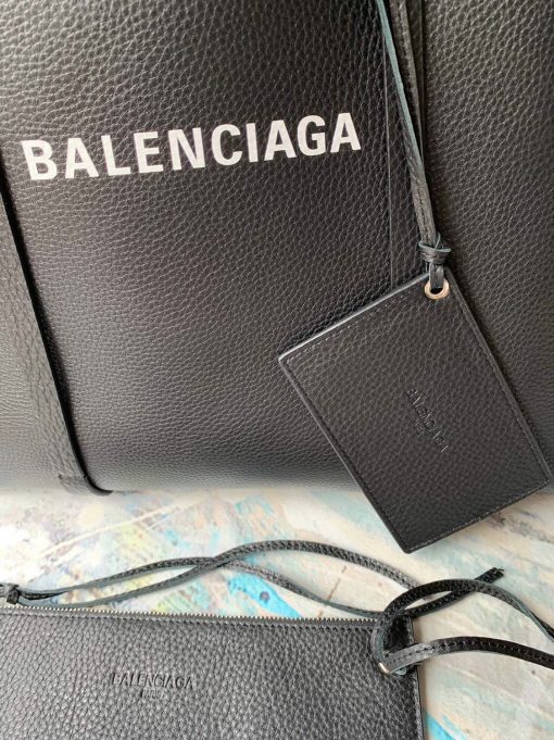 BALENCIAGA Everyday Tote. Authentic Quality Bag with literature, dust bag, gift box and authenticity card. BALENCIAGA's Large Logo Printed Shopper manages to make a statement next to your favorite urban outfit. This simplified style features soft, round edges and a debossed logo print on the front. The top handles makes it an easy option to use throughout the week. | CRIS&COCO Authentic Quality bags and Accessories