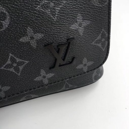 LOUIS VUITTON DISTRICT Messenger Bag. Original Quality Bag including gift box, care book, dust bag, authenticity card. A stylish and easy-to-wear messenger bag, the new District PM is the ideal companion for everyday life. With its elegant details, lightweight and surprisingly spacious interior, it's the perfect combination of functionality and elegance. | CRIS&COCO Authentic Quality Designer Bags and Luxury Accessories