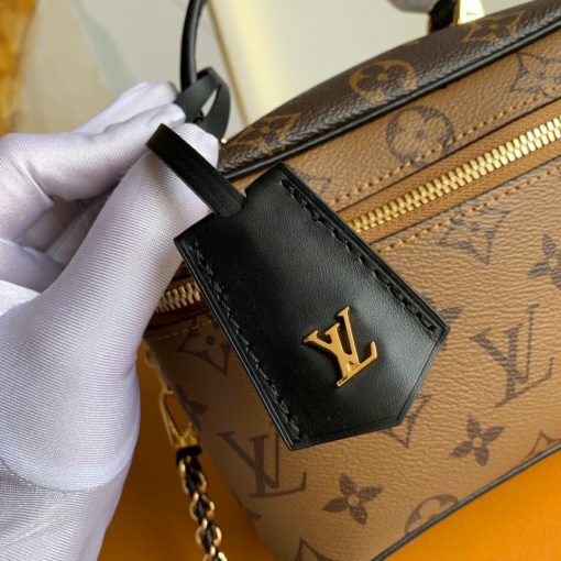 LOUIS VUITTON Vanity PM Case. Original Quality Bag including gift box, care book, dust bag, authenticity card. For 2020, Nicolas Ghesquière has dreamed up a modern-day ode to Louis Vuitton’s travel heritage: an update of the Nice vanity kit as a trendy city bag in Monogram and Monogram Reverse canvas. Lightweight, compact and supple, it’s easy to carry everywhere, in the hand, on the shoulder or cross-body with its removable leather-chain strap. | Cris and Coco Original quality bags and high end luxury accessories.