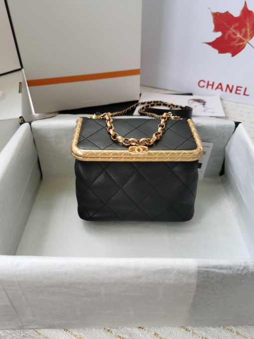 CHANEL Kiss-Lock Clasp Bag. Original Quality Bag including gift box, care book, dust bag, authenticity card. We love the shape and the large diamond quilting pattern crafted on the body. The top features a metal plate with the house’s signature engraved and a lock closure. You can easily carry this bag on the shoulder or cross body thanks to the shoulder strap. This strap can be adjusted to your comfort. | Cris and Coco High Quality Bags and Luxury Accessories