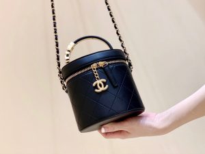 Chanel Vintage Vanity Case with Chain, Lambskin & Gold-Tone Metal. Size: 20.0 x 14.0 cm. | CRIS&COCO Authentic Quality Designer Bag Replicas and Luxury Accessories