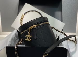 Chanel Vintage Vanity Case with Chain, Lambskin & Gold-Tone Metal. Size: 20.0 x 14.0 cm. | CRIS&COCO Authentic Quality Designer Bag Replicas and Luxury Accessories