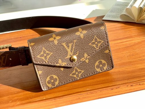 LOUIS VUITTON Daily Multi Pocket Belt. Original Quality Belt including gift box, care book, dust bag, authenticity card. Functional design and impeccable craftsmanship blend seamlessly in the Daily Multi Pocket 30mm Belt. Inspired by the utility trend, this striking piece features removable pouches plus a key holder for maximum practicality. Finished in iconic Monogram canvas, the belt is topped with a gold-colour ardillon buckle, engraved with the Monogram pattern for a refined touch. If you are looking for a utilitarian piece to hold all your purely essential items, this belt is the perfect option. It looks amazing, and it is a convenient alternative for toting around your necessary items. Talk about hands-free! | CRIS&COCO Authentic Quality Designer Bags and Luxury Accessories
