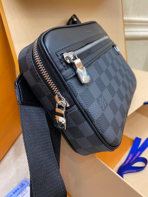 LOUIS VUITTON Scott Messenger, The removable zipped pouch