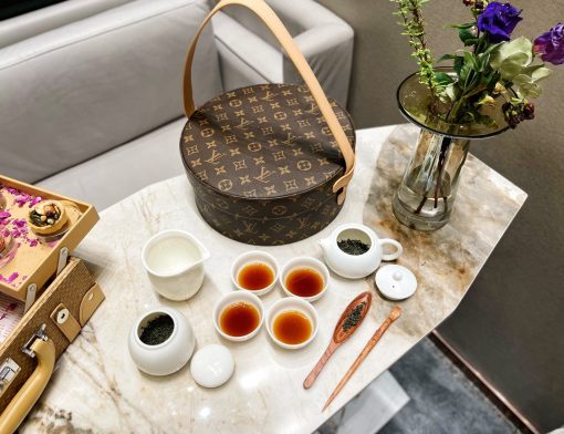 LOUIS VUITTON Boîte The Ronde. Original Quality Set including gift box, care book, dust bag, authenticity card. Inspired by the Hat Box, this modern and nomadic Round Tea Box contains degustation material for four guests. | CRIS&COCO Authentic Quality Designer Bag and Luxury Accessories