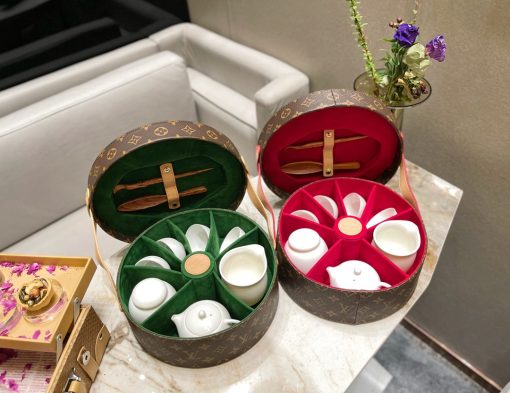 LOUIS VUITTON Boîte The Ronde. Original Quality Set including gift box, care book, dust bag, authenticity card. Inspired by the Hat Box, this modern and nomadic Round Tea Box contains degustation material for four guests. | CRIS&COCO Authentic Quality Designer Bag and Luxury Accessories