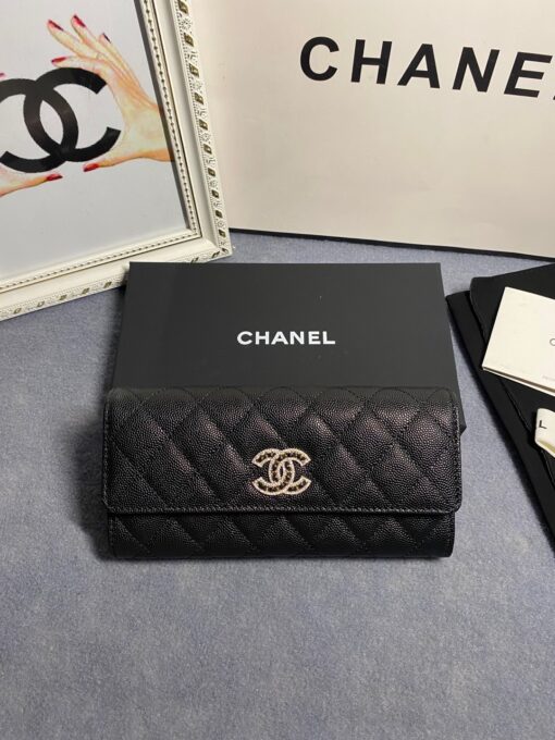 CHANEL CC Logo Flap Wallet. Original Quality Wallet including gift box, care book, dust bag, authenticity card. This latest wallet from CHANEL is crafted in luxurious quilted grained calfskin with a stylish Chanel CC logo. The wallet opens to a leather interior with card slots and a zippered compartment. | CRIS&COCO Authentic Quality Designer Bag and Luxury Accessories