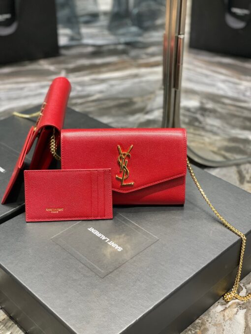 SAINT LAURENT Uptown Chain Wallet. High-End Quality Bag including gift box, care book, dust bag, authenticity card. Mini envelope bag decorated with the cassandre, featuring a removable chain strap for shoulder or hand carry as a clutch. A fragments card case with three card slots is included. | CRIS AND COCO Authentic Quality Luxury Accessories
