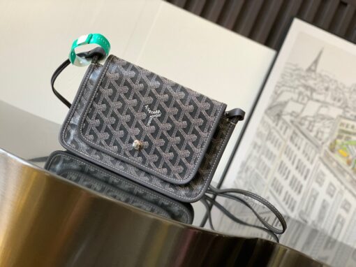 GOYARD Plumet Pocket Wallet: Where Parisian Elegance Meets Functional Versatility. The Plumet pocket wallet derives its inspiration from the exquisite pocket featured in the Saint Louis bag. Paying a heartfelt tribute to the industrious laborers of Paris's vibrant ports, who skillfully navigated rafts to their destinations along the picturesque banks of the River Seine, this wallet seamlessly blends form and function. Crafted with dedicated compartments for coins, bills, and cards, the Plumet pocket wallet boasts a versatile design. It can be effortlessly worn across the chest, transforming into a chic miniature bag with the convenience of its removable strap. With its three distinct pockets, it gracefully accommodates its contents, adapting with elegance to your everyday needs.