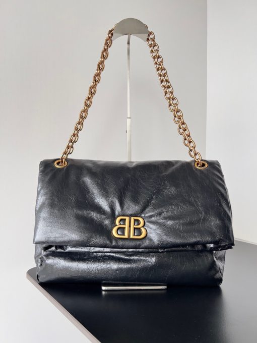 BALENCIAGA Monaco Medium Chain Bag: Redefining Elegance with Innovation. At the core of Balenciaga lies a commitment to innovation, evident in every piece that proudly unveils a modern interpretation of fashion. Behold the Monaco Medium leather shoulder bag, meticulously crafted from luxurious arena calfskin leather.