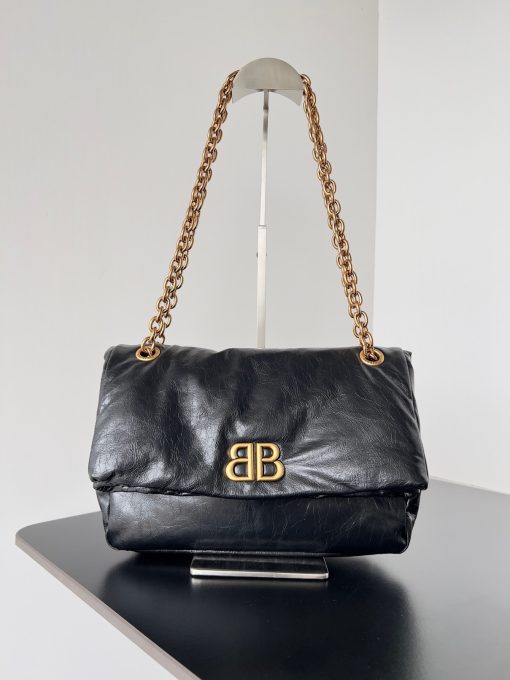 BALENCIAGA Monaco Medium Chain Bag: Redefining Elegance with Innovation. At the core of Balenciaga lies a commitment to innovation, evident in every piece that proudly unveils a modern interpretation of fashion. Behold the Monaco Medium leather shoulder bag, meticulously crafted from luxurious arena calfskin leather.
