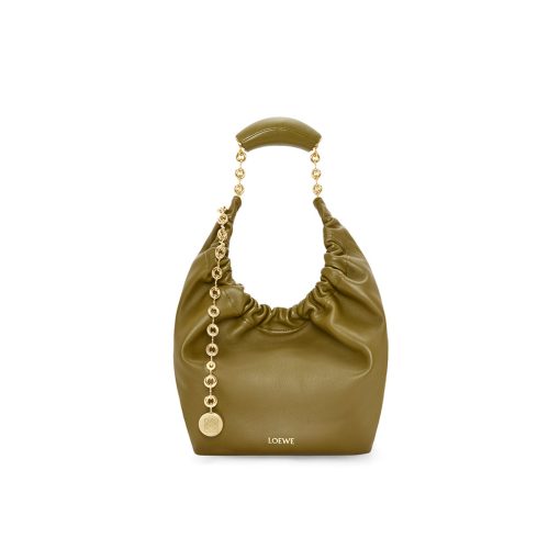 LOEWE Small Squeeze Bag: Where Elegance Meets Innovation in Luxurious Nappa Leather. The Squeeze bag embodies sophistication and femininity, crafted from luxurious nappa leather. It stands as a masterpiece, seamlessly blending traditional craftsmanship, innovative research, and distinctive design elements. The bag features a surprisingly lightweight ruched body, complemented by an adjustable donut chain and a tactile, squeezable handle. This particular version showcases the elegance of nappa lambskin in a compact size, adding an extra touch of refinement to its allure.