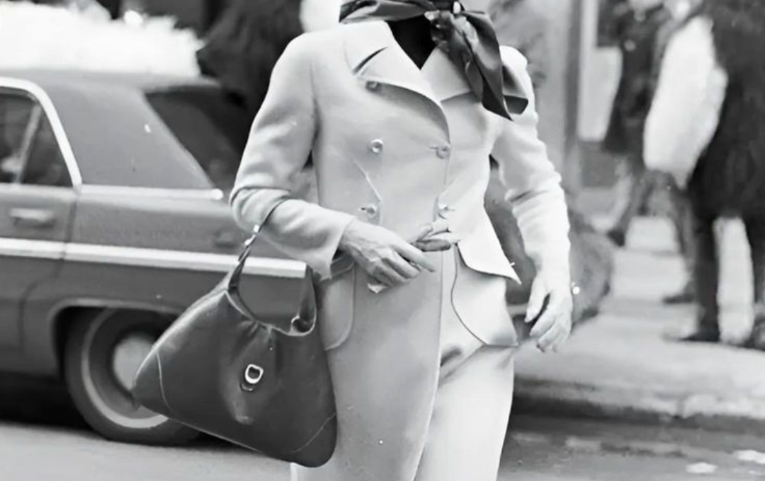 Vintage photograph of JACKIE KENNEDY ONASSIS carrying the original GUCCI Jackie bag