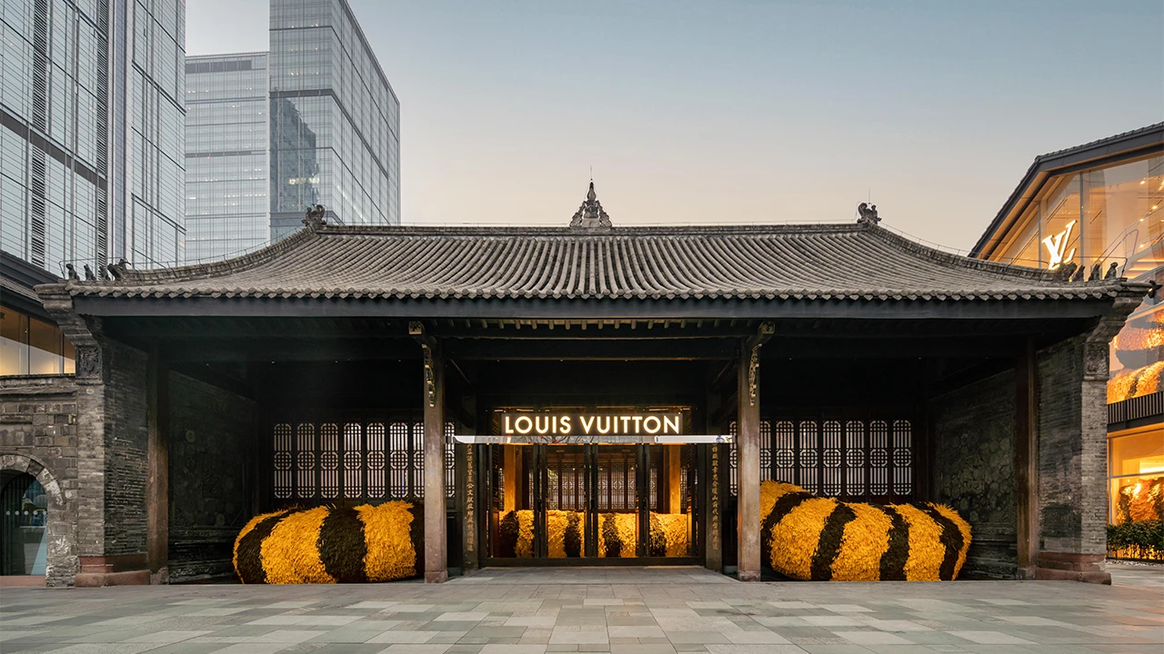 Side-by-side view of a LOUIS VUITTON flagship boutique and an online listing on Walmart.com Side-by-side view of a LOUIS VUITTON flagship boutique and an online listing on Walmart.com