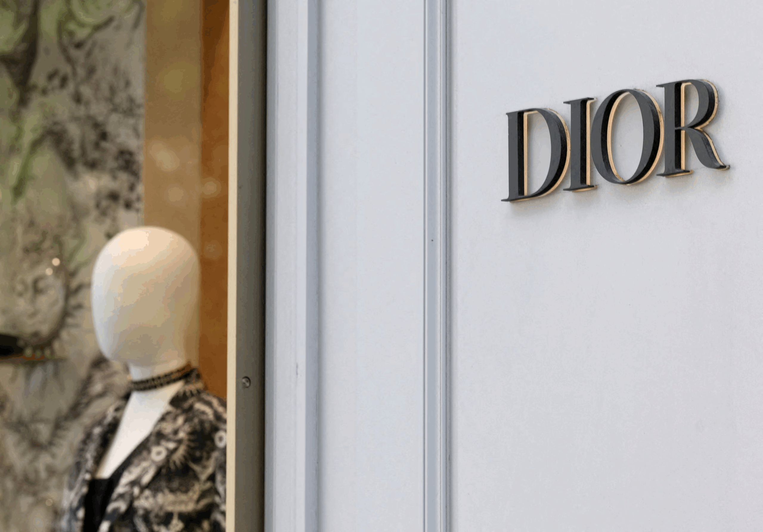 Behind DIOR’s polished reforms lies the same question haunting all of luxury as it struggles to reconcile heritage with a supply chain built for fast fashion. Behind DIOR’s polished reforms lies the same question haunting all of luxury as it struggles to reconcile heritage with a supply chain built for fast fashion.